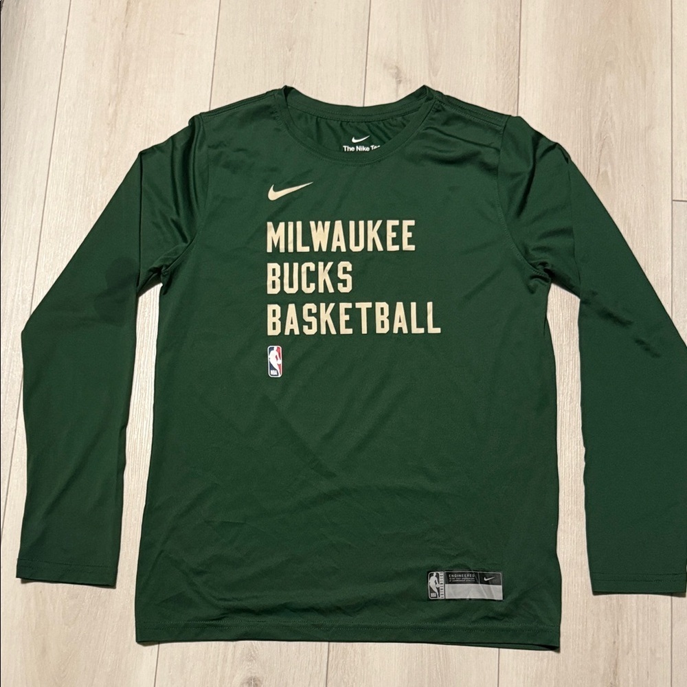 Nike Kid’s Green Milwaukee Bucks Basketball Long Sleeve Shirt Dri-Fit Size Large